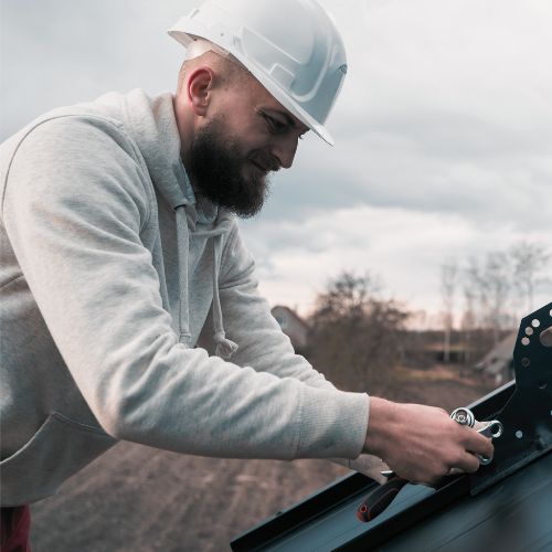 Pose de gouttières et zinguerie